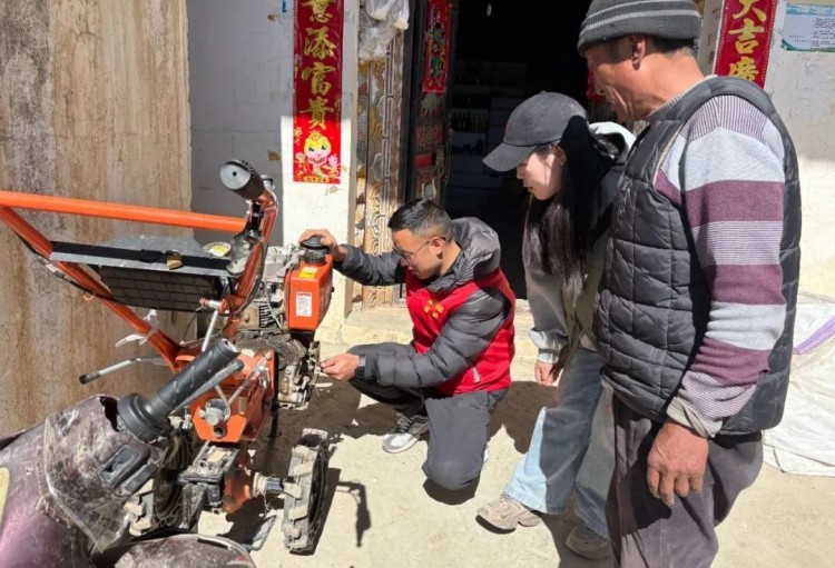 澤郎幫助村民檢查機(jī)械農(nóng)具。黑水縣融媒體中心供圖
