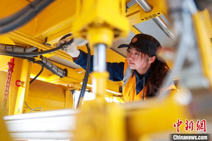 青藏鐵路公司“00后”養(yǎng)路機械駕駛員:護航旅客出行平安