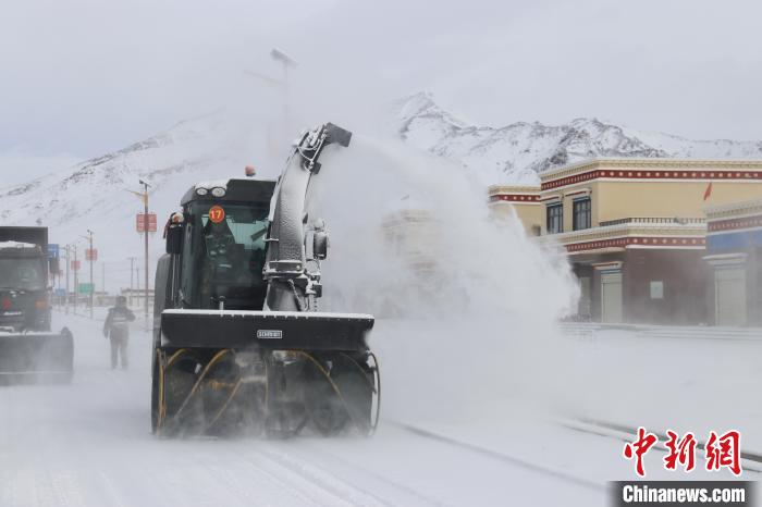 圖為該支隊官兵正在清理路面積雪。　董尼么太 攝