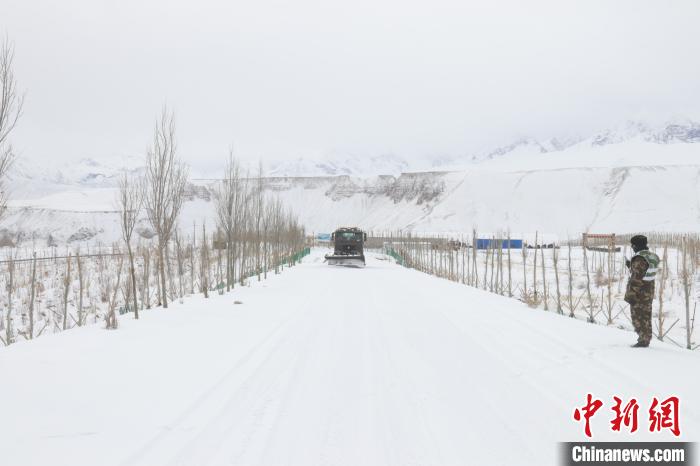 圖為救援官兵正在緊急清理路面積雪?！《崦刺?攝