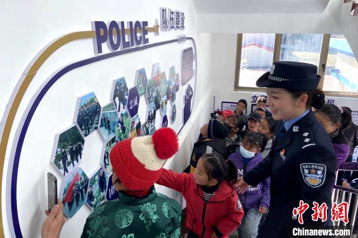 山南邊境管理支隊勒布邊境派出所舉行警營開放日活動，邀請駐地民眾進(jìn)警營，了解民警工作生活?！∏f冀 攝