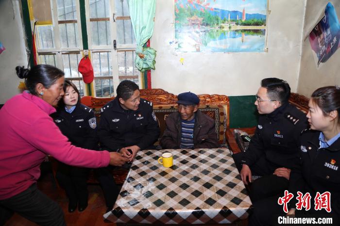 亞東出入境邊防檢查站民警走訪慰問轄區(qū)困難群眾?！堄陱?攝