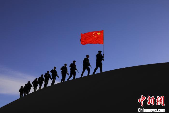日喀則邊境管理支隊幾腳橋邊境檢查站民警在轄區(qū)開展巡邏工作。　龍小鳳 攝