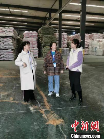 圖為次仁措姆(中)正在開展街道工作。<a target='_blank' ><p  align=