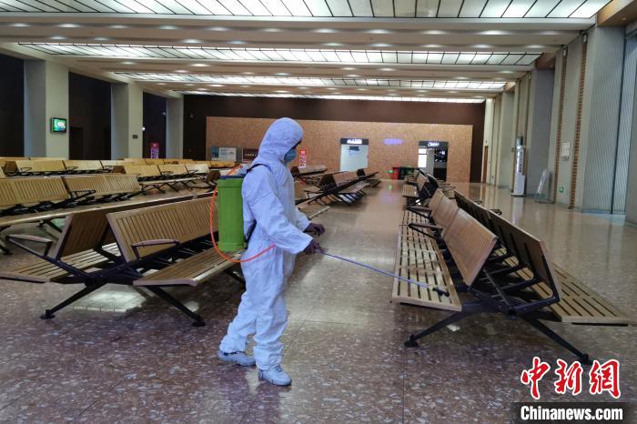 圖為拉薩車站工作人員在候車室進(jìn)行消毒?！±詈Ｐ?攝