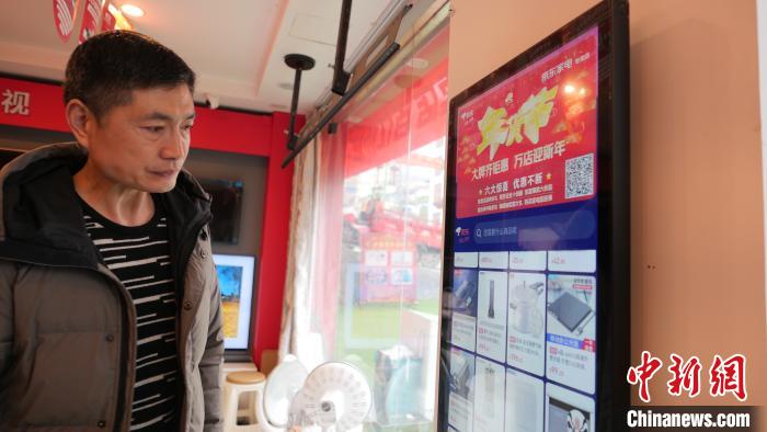 圖為店內(nèi)放置的可在線選購商品的觸摸電子展示屏?！≈x牧 攝