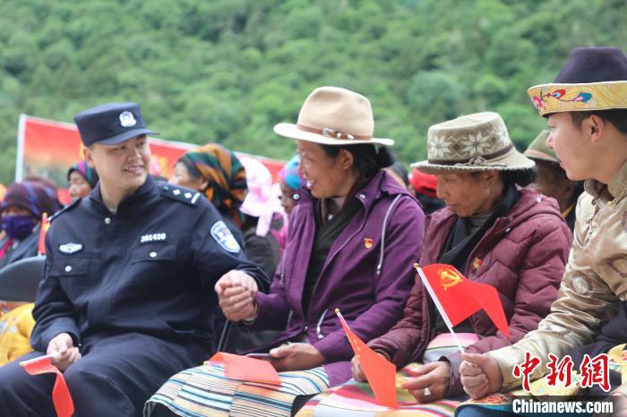 圖為李陽副所長(前排左一)與卓嘎、央宗姐妹共同參加愛國主義教育活動。　德吉 攝