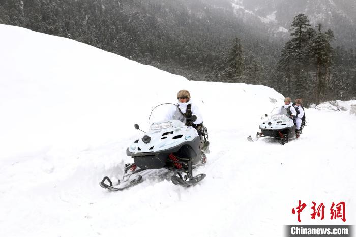 圖為雪地摩托車開路?！⊙鸩?攝