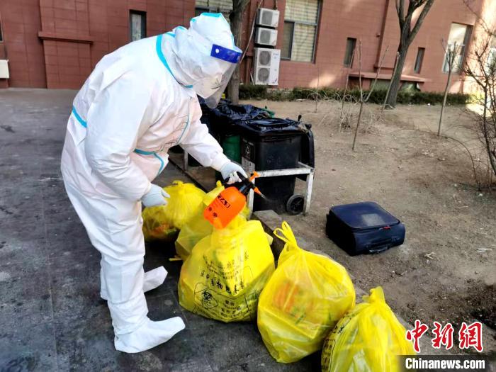 給垃圾做消殺?！¤F西區(qū)委宣傳部 攝