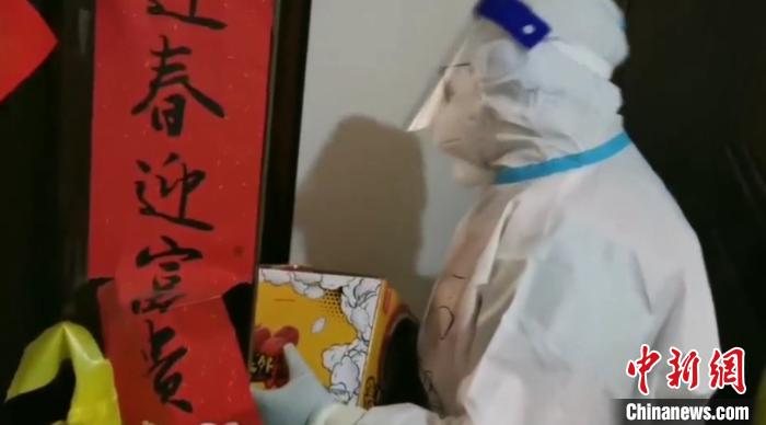為封閉在家居民送快遞?！¤F西區(qū)委宣傳部 攝