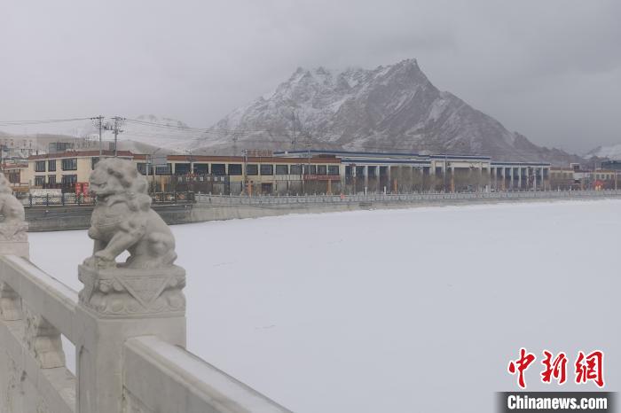 圖為2月5日傍晚時(shí)分的西藏阿里獅泉河鎮(zhèn)雪景?！⊥跏啦?攝