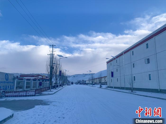 圖為西藏札達(dá)縣街道被積雪覆蓋?！?qiáng)久 攝
