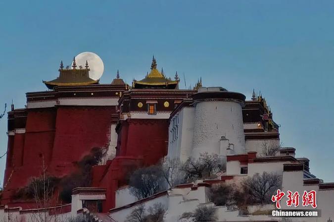 圖為一輪明月從布達(dá)拉宮上空緩緩升起。馬謙 攝