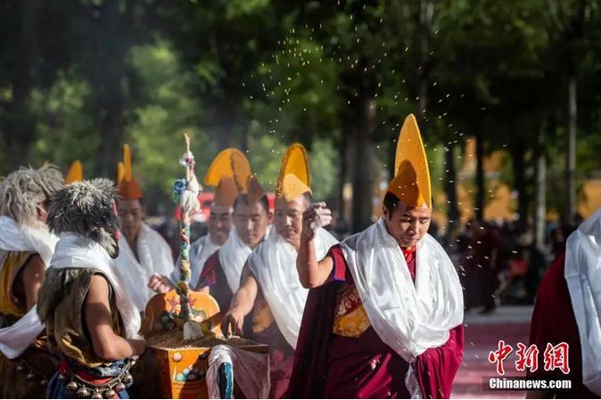 資料圖：扎什倫布寺跳神活動(dòng)結(jié)束后，僧眾依次拋撒“切瑪”盒中的青稞祈福。<a target='_blank' ><p  align=