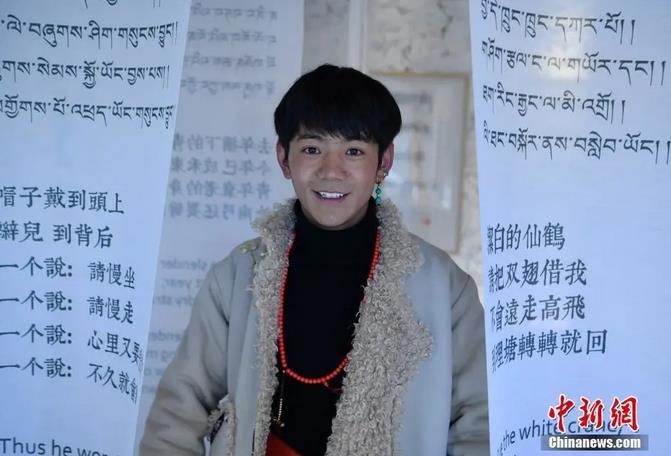 圖為丁真在理塘勒通古鎮(zhèn)倉央嘉措微型博物館里留影。<a target='_blank' ><p  align=