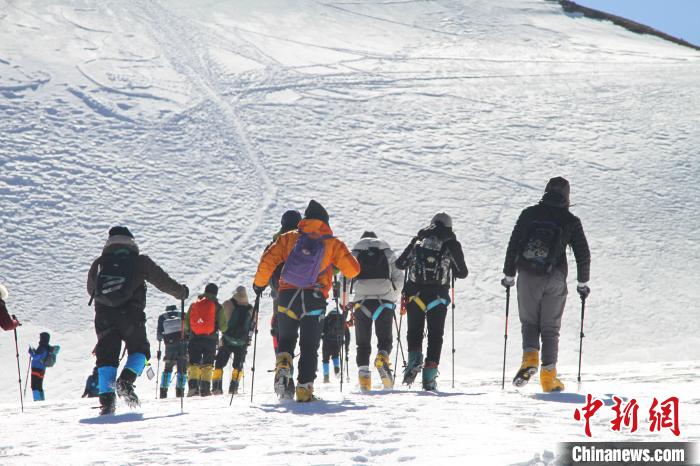 圖為2019年，普通民眾在洛堆峰體驗登雪山活動。資料圖 趙朗 攝