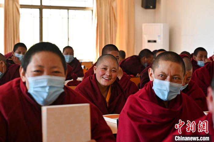 3月23日，記者走進(jìn)位于拉薩的西藏佛學(xué)院，探訪宗教學(xué)府的新學(xué)期。圖為西藏佛學(xué)院尼眾部學(xué)員等待上課。<a target='_blank' ></p><p  align=