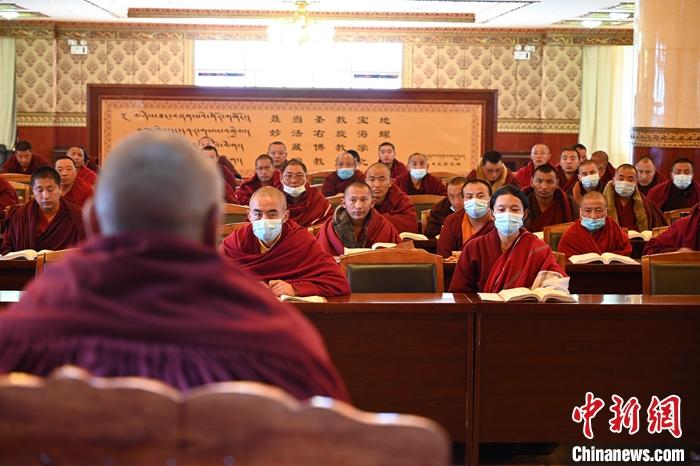 3月23日，記者走進(jìn)位于拉薩的西藏佛學(xué)院，探訪宗教學(xué)府的新學(xué)期。圖為佛學(xué)院學(xué)員正在上課。<a target='_blank' ></p><p  align=
