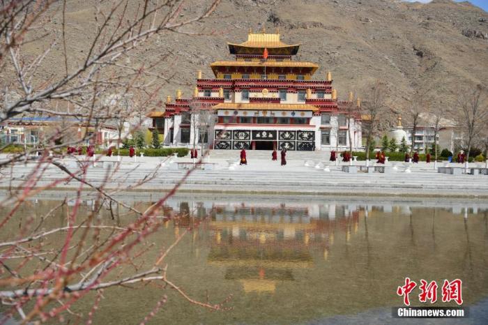 3月23日，西藏佛學(xué)院開學(xué)第二日，<a target='_blank' >中新社</a>記者前往學(xué)院探訪了少年活佛班、尼眾部等，走進(jìn)了他們的課堂。該學(xué)院有來自藏傳佛教格魯派、寧瑪派等各個(gè)教派的僧尼，900余人在此學(xué)習(xí)。圖為西藏佛學(xué)院內(nèi)景。<a target='_blank' >中新社</a>發(fā) 貢嘎來松 攝