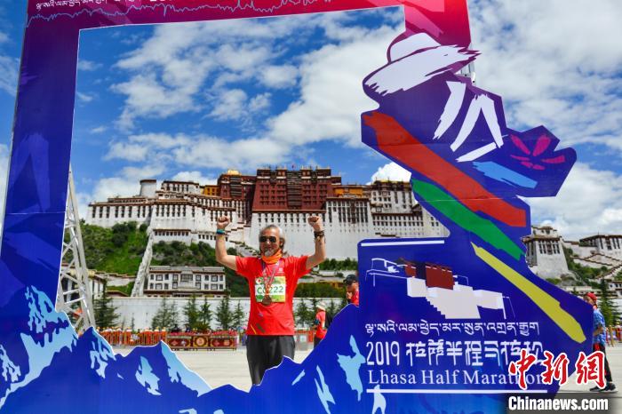 資料圖為2019年8月18日，拉薩舉行半程馬拉松賽?！〗w波 攝