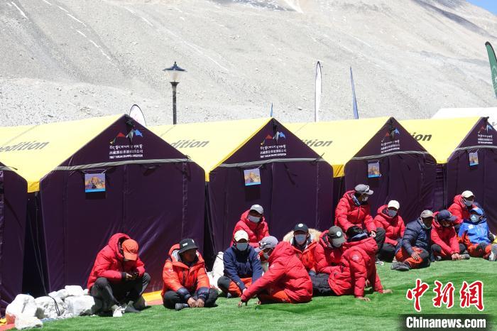 5月9日，登山隊員在珠峰北坡登山大本營歇息?！∪轿木?攝