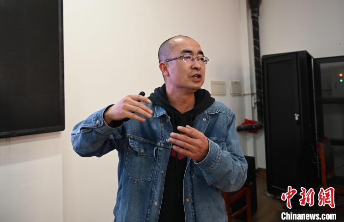 圖為西藏大學(xué)教授寧長(zhǎng)春授課宣講。