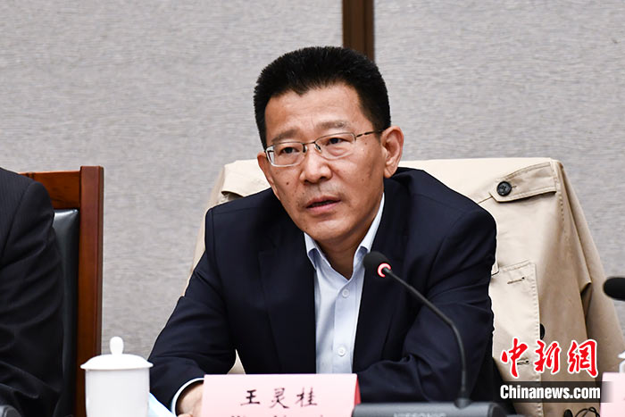 5月16日，由中國(guó)社會(huì)科學(xué)院西藏智庫(kù)、中國(guó)社會(huì)科學(xué)院民族學(xué)與人類(lèi)學(xué)研究所主辦的第五屆西藏智庫(kù)國(guó)際論壇在北京舉行。中國(guó)社會(huì)科學(xué)院副院長(zhǎng)王靈桂在致辭中表示，今年是西藏和平解放70周年，西藏人民團(tuán)結(jié)奮斗，把貧窮落后的舊西藏建設(shè)成經(jīng)濟(jì)發(fā)展、文化繁榮、社會(huì)進(jìn)步、環(huán)境良好、生活幸福的社會(huì)主義新西藏，西藏歷史上第一次徹底消滅了絕對(duì)貧困，同全國(guó)人民一起，西藏各族人民已經(jīng)走進(jìn)全面建成小康社會(huì)的新時(shí)代，進(jìn)入歷史發(fā)展的新坐標(biāo)。 <a target='_blank' ><p  align=