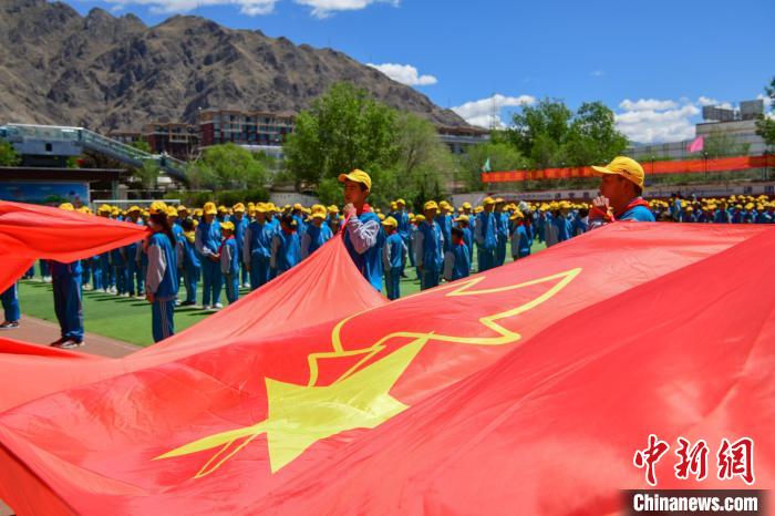 圖為拉薩市堆龍德慶區(qū)堆龍姜昆黃小勇希望小學(xué)學(xué)生在操場入隊(duì)儀式?！∝暩聛硭?攝