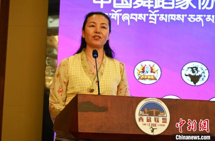 圖為西藏自治區(qū)舞蹈家協(xié)會主席達娃拉姆致辭?！≮w朗 攝