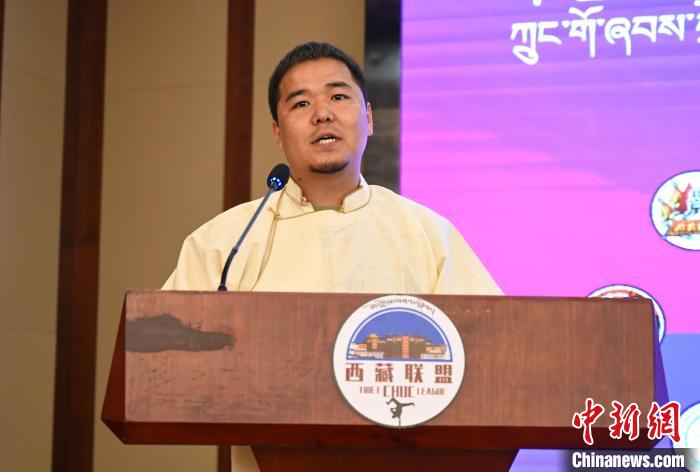 圖為西藏街舞聯(lián)盟常務副主任朗卡旺青致辭。　趙朗 攝