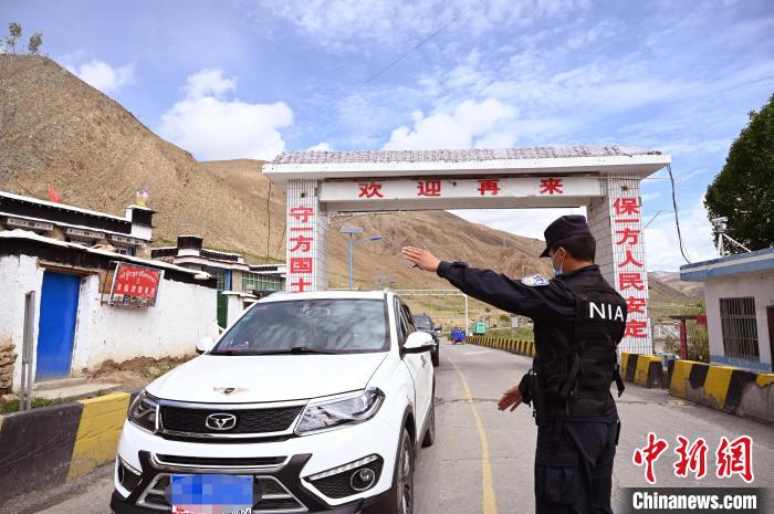 圖為移民管理警察示意司機(jī)停車接受檢查?！≮w朗 攝