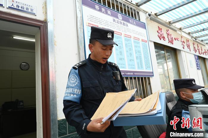 圖為洛桑朗嘎向記者展示卷宗?！≮w朗 攝