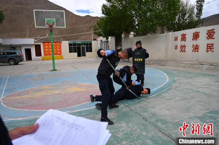 圖為移民管理警察進(jìn)行警務(wù)技能考核?！≮w朗 攝
