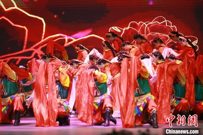 圖為農(nóng)行西藏分行演出現(xiàn)場?！∞r(nóng)行西藏分行 供圖