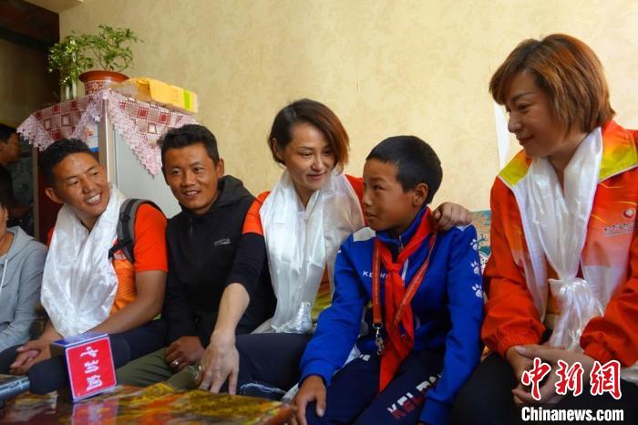 圖為世界冠軍在拉薩進行家訪，與青少年運動員聊天?！∪轿木?攝