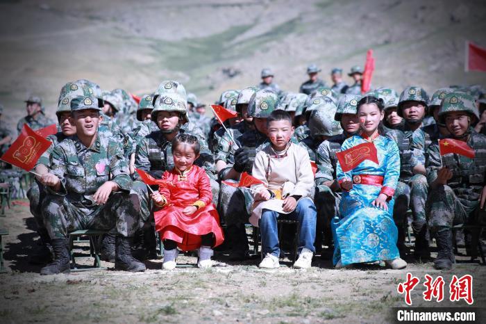 圖為駐地小朋友參加此次活動?！?普布扎西 攝