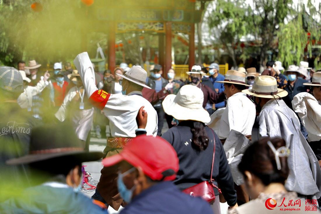 拉薩市民在宗角祿康公園跳鍋莊舞。人民網(wǎng) 次仁羅布攝
