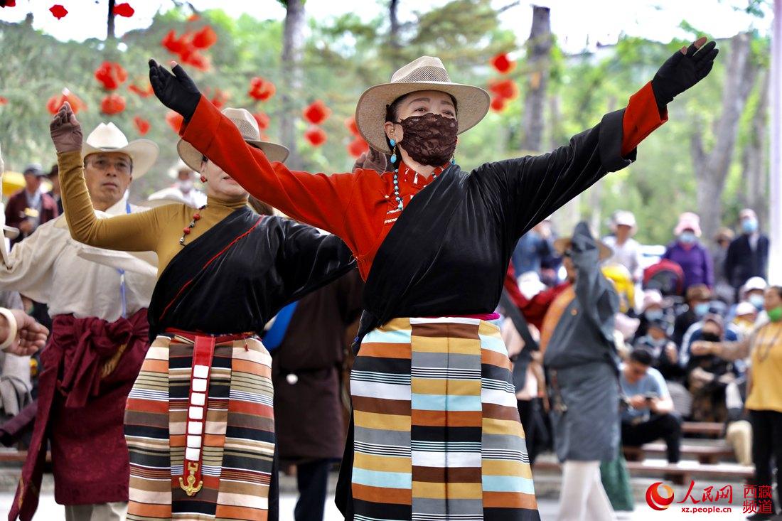 拉薩市民在宗角祿康公園跳鍋莊舞。人民網(wǎng) 次仁羅布攝
