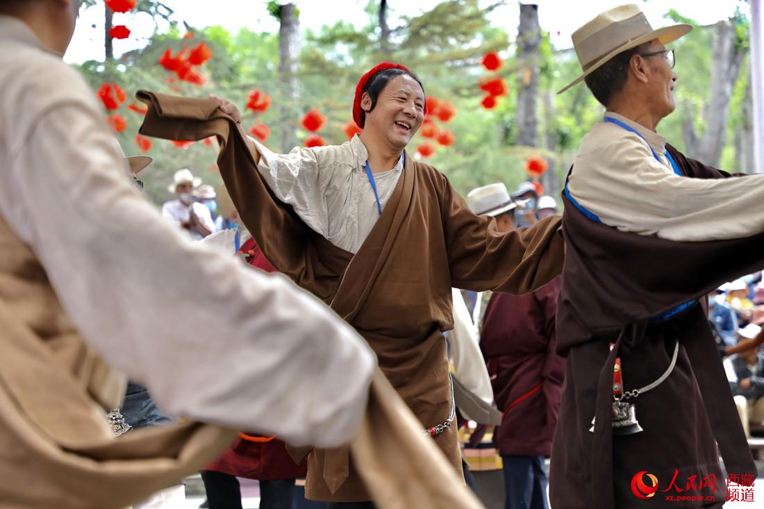 拉薩市民在宗角祿康公園跳鍋莊舞。人民網(wǎng) 次仁羅布攝