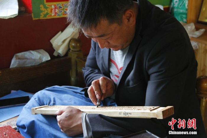 圖為7月14日，普松雕刻技藝傳承人嘎瑪曲扎正在家中進(jìn)行創(chuàng)作。 <a target='_blank' ><p  align=