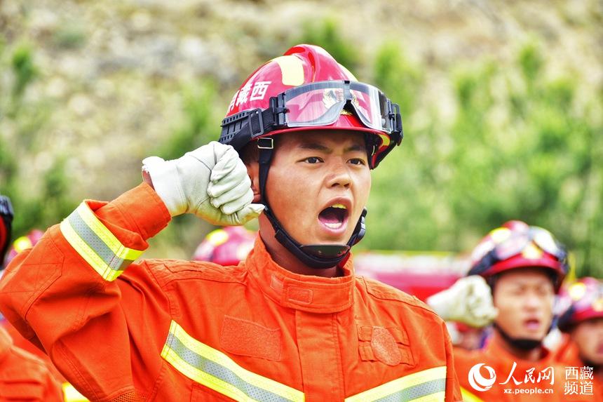 消防指戰(zhàn)員重溫入隊誓詞。人民網(wǎng) 李海霞 攝