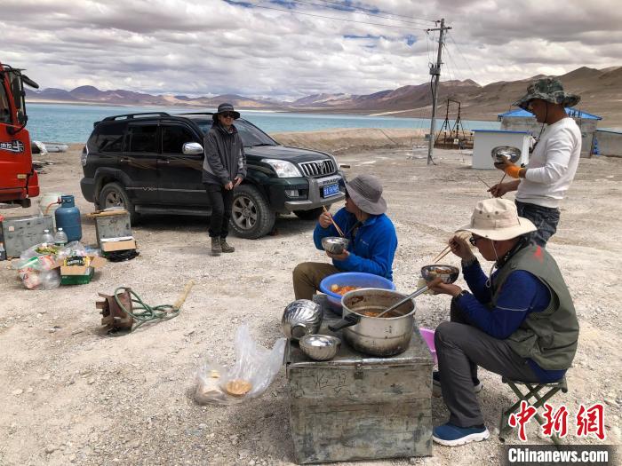 在“世界屋脊”上作業(yè)，中國科考隊(duì)員衣、食、住、行有何特色？