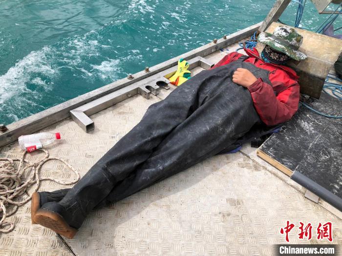 科考隊(duì)員在高原湖泊的鉆探平臺(tái)上累了臨時(shí)就地休息。　<a target='_blank' ><p  align=