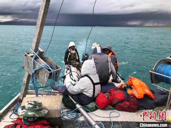 科考隊(duì)員在高原湖泊的鉆探平臺(tái)上累了臨時(shí)就地休息?！?lt;a target='_blank' ><p  align=