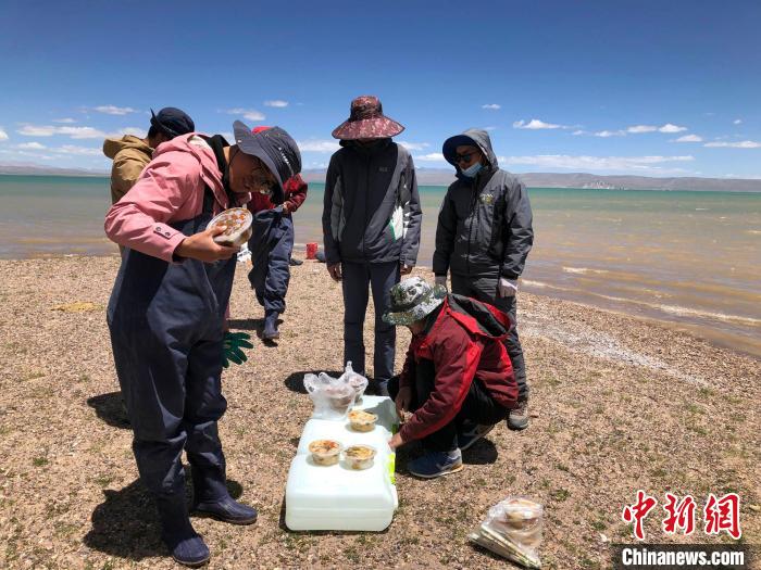 科考隊(duì)員在高原湖泊岸邊進(jìn)餐?！?lt;a target='_blank' ><p  align=