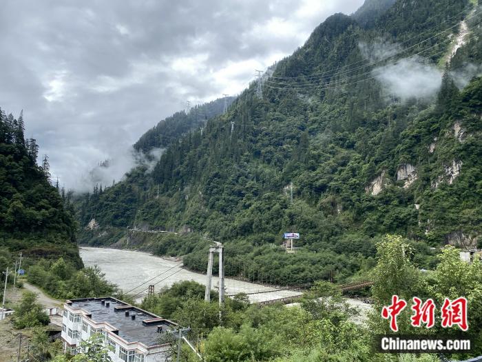 險(xiǎn)山急流中的兩座橋。彭寧鈴 攝