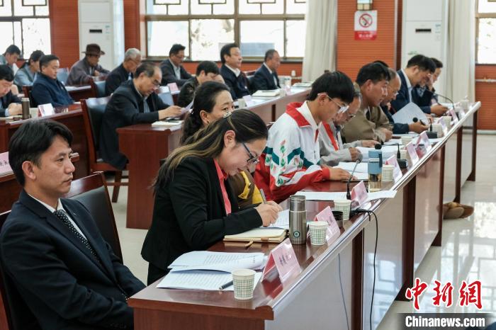 圖為8月10日座談會(huì)現(xiàn)場，左一為歸國定居藏胞晉美次旦?！〗w波 攝