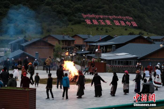圖為8月5日，玉麥鄉(xiāng)民眾在鄉(xiāng)里跳鍋莊舞，從前的“三人鄉(xiāng)”熱鬧起來了。 <a target='_blank' ></p><p  align=