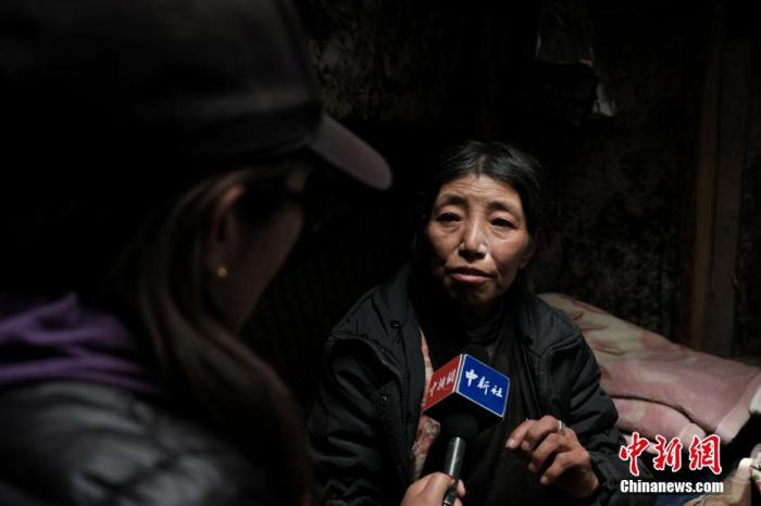 圖為8月6日，卓嘎在牧場小屋內(nèi)接受<a target='_blank' ></p><p  align=