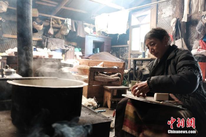 圖為8月6日，60歲的卓嘎在玉麥鄉(xiāng)牧場放牧點制作奶渣。 <a target='_blank' ></p><p  align=